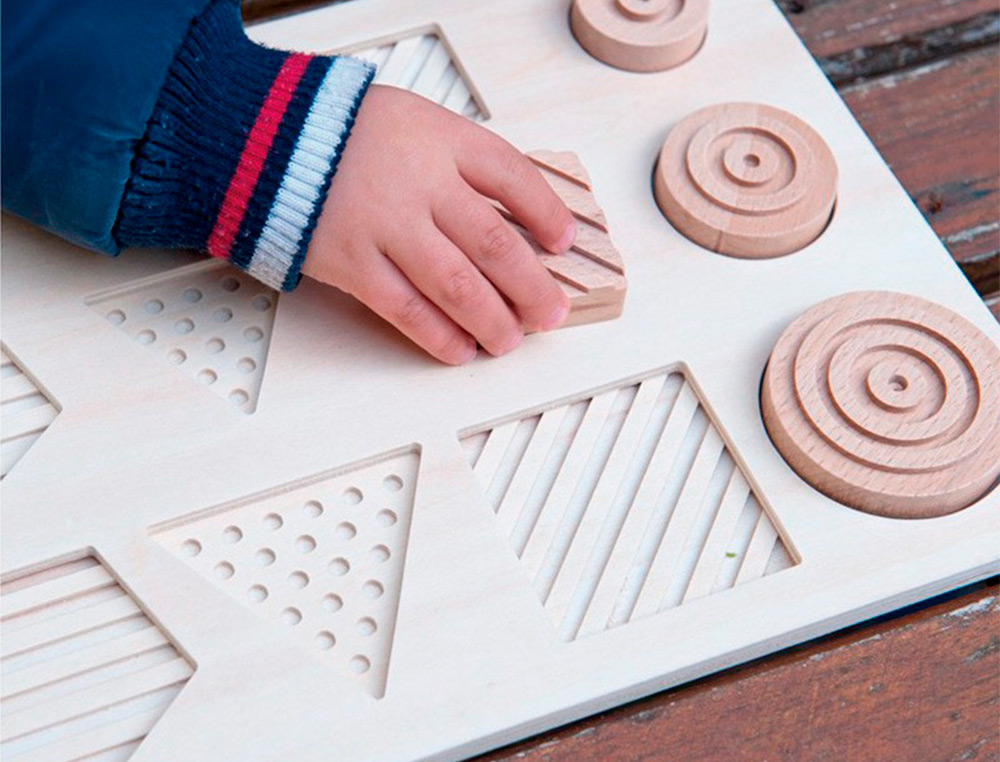 JUEGO DIDACTICO ANDREUTOYS FORMAS GEOSENSORIALES MADERA 12 PIEZAS