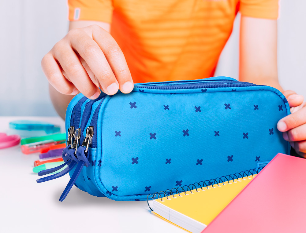 ESTUCHE PORTATODO LIDERPAPEL MULTIBOLSILLO 3 CREMALLERAS AZUL CRUCES A JUEGO CON MOCHILA 150X90X240 MM