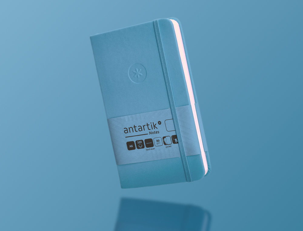 CUADERNO CON GOMILLA ANTARTIK NOTES TAPA DURA A6 HOJAS LISAS AZUL CLARO 100 HOJAS 80 GR FSC