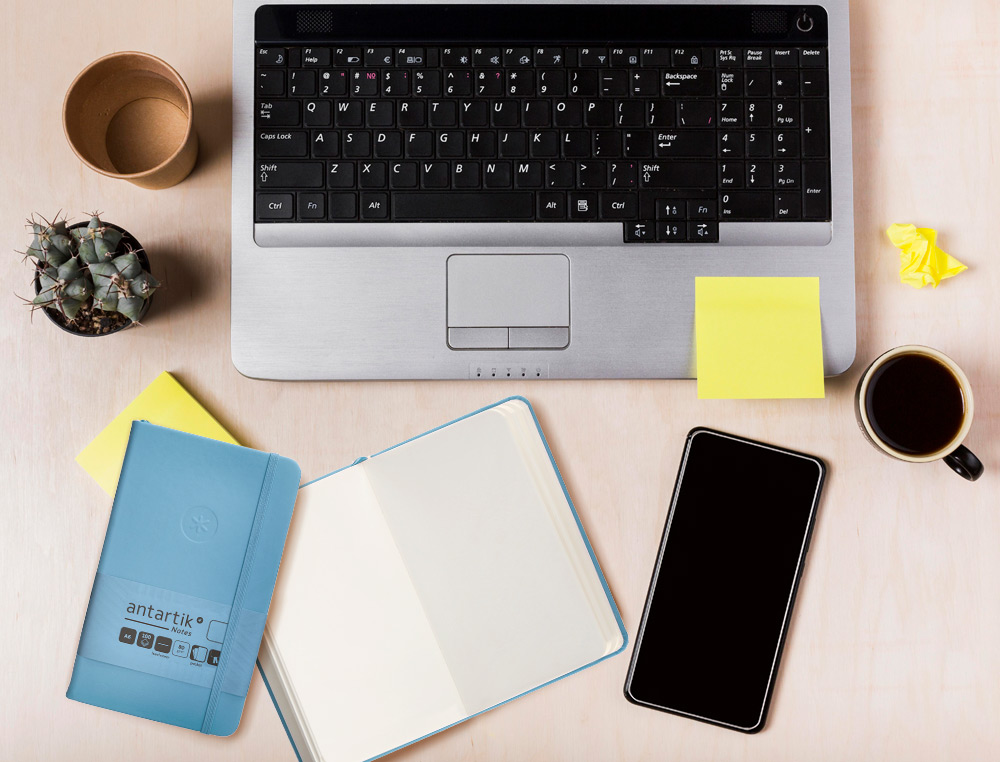 CUADERNO CON GOMILLA ANTARTIK NOTES TAPA DURA A6 HOJAS LISAS AZUL CLARO 100 HOJAS 80 GR FSC