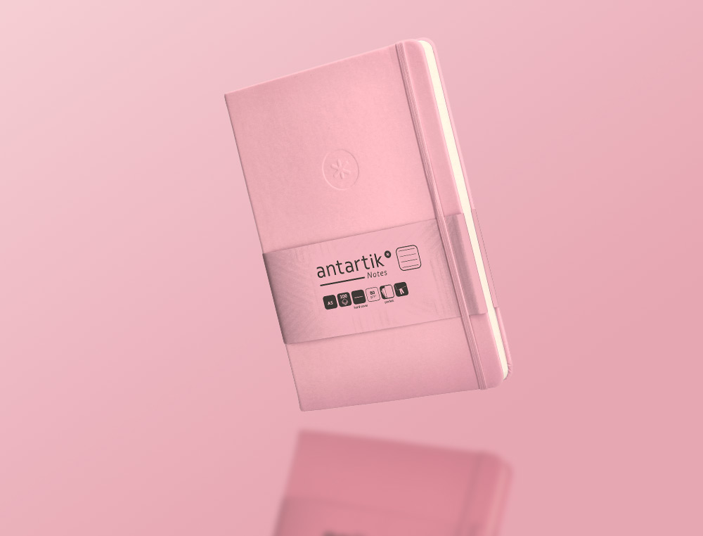 CUADERNO CON GOMILLA ANTARTIK NOTES TAPA DURA A5 HOJAS RAYAS ROSA PASTEL 100 HOJAS 80 GR FSC