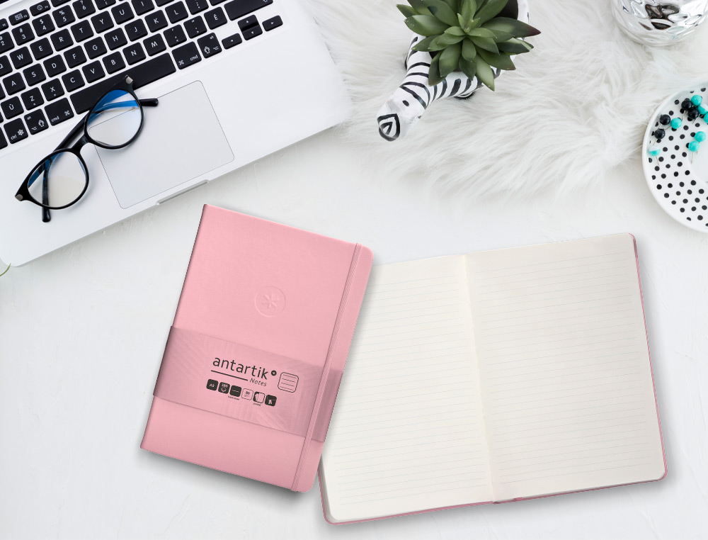 CUADERNO CON GOMILLA ANTARTIK NOTES TAPA DURA A5 HOJAS RAYAS ROSA PASTEL 100 HOJAS 80 GR FSC