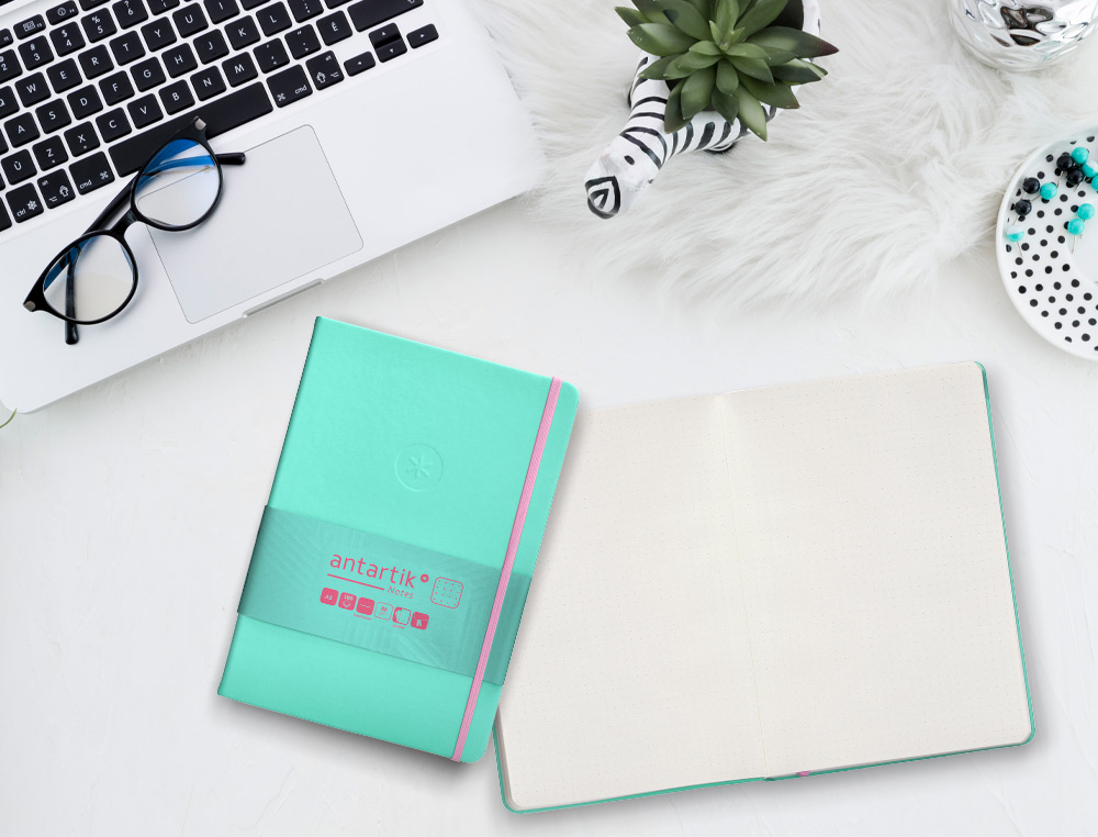 CUADERNO CON GOMILLA ANTARTIK NOTES TAPA DURA A5 HOJAS PUNTOS ROSA Y TURQUESA 100 HOJAS 80 GR FSC