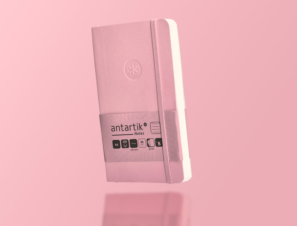 CUADERNO CON GOMILLA ANTARTIK NOTES TAPA BLANDA A6 RAYAS ROSA PASTEL 100 HOJAS 80 GR FSC