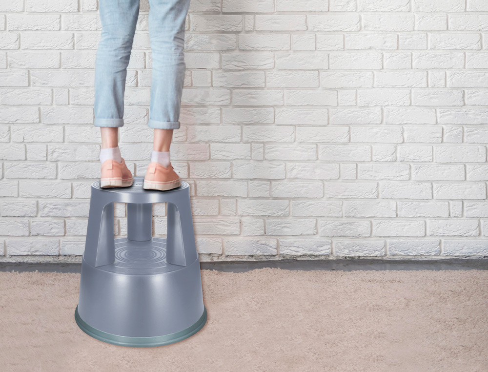 TABURETE Q-CONNECT RUEDAS RETRACTILES TRES RUEDAS DOS NIVELES COLOR GRIS